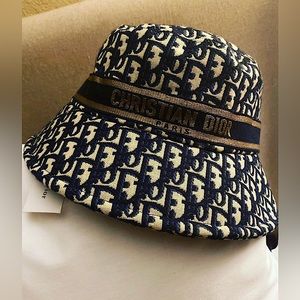 Fashion bucket hat